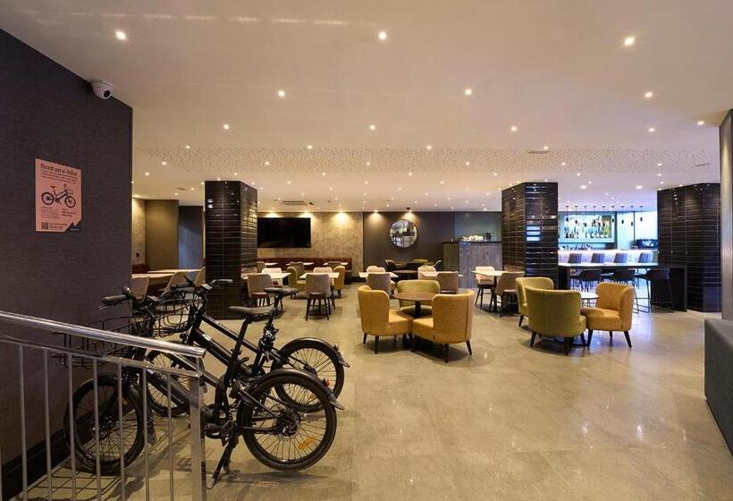 Отель Catalonia Park Guell