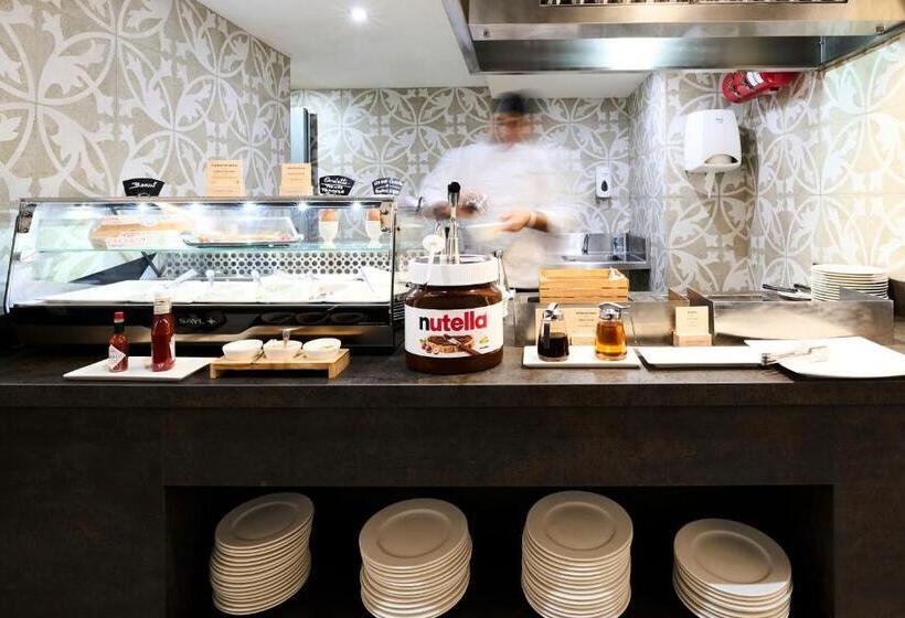 Отель Catalonia Park Guell