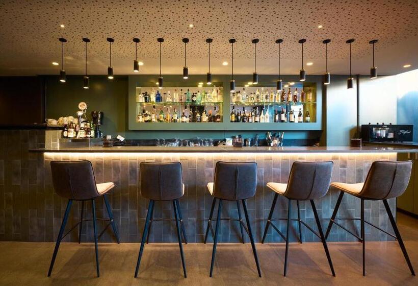 Отель Catalonia Park Guell