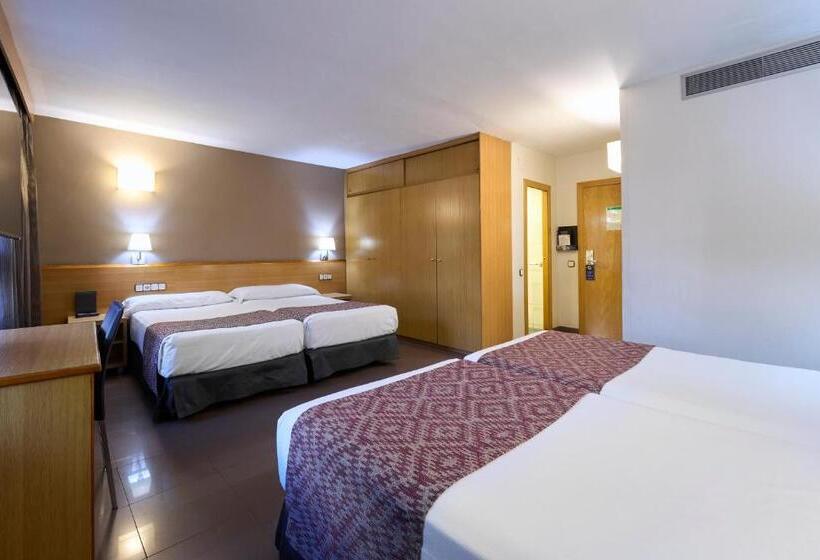 Отель Catalonia Park Guell