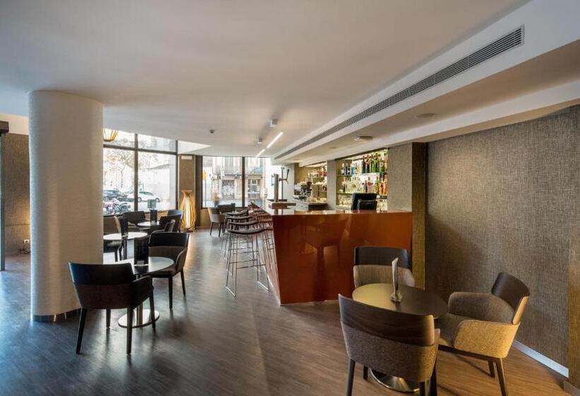 Отель Catalonia Sagrada Familia