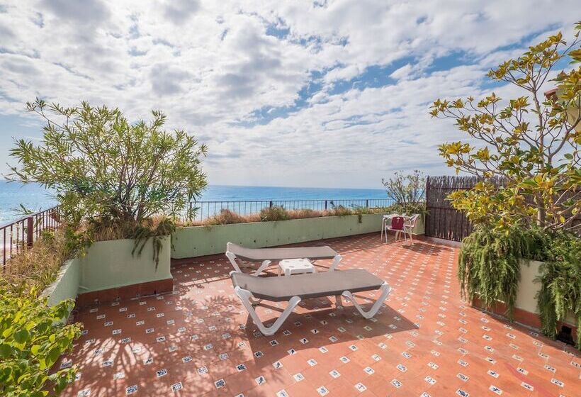 Отель Checkin Garbí