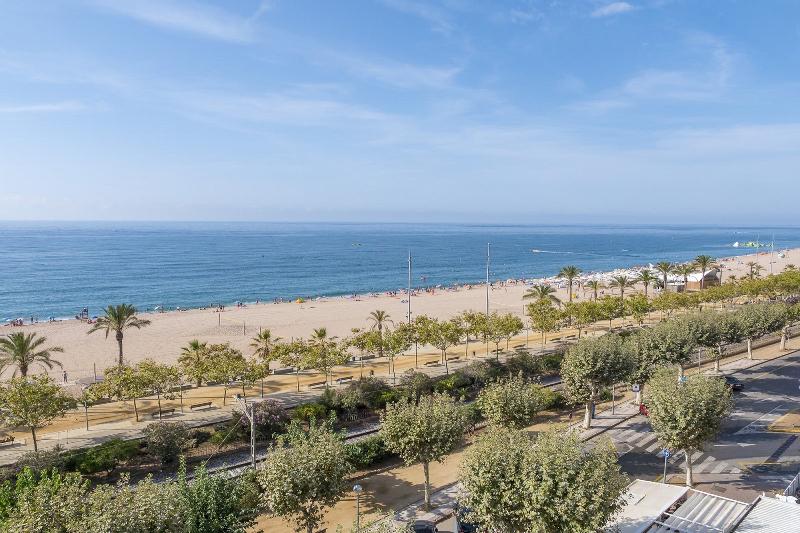 Отель Checkin Garbí