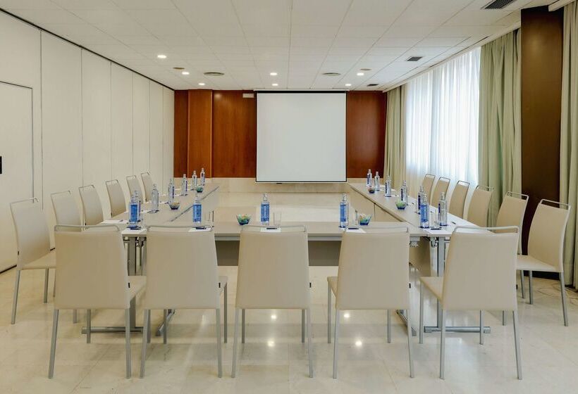 Отель Hesperia Barcelona Sant Just