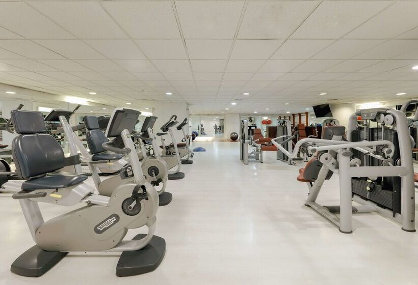 Отель Hesperia Barcelona Sant Just