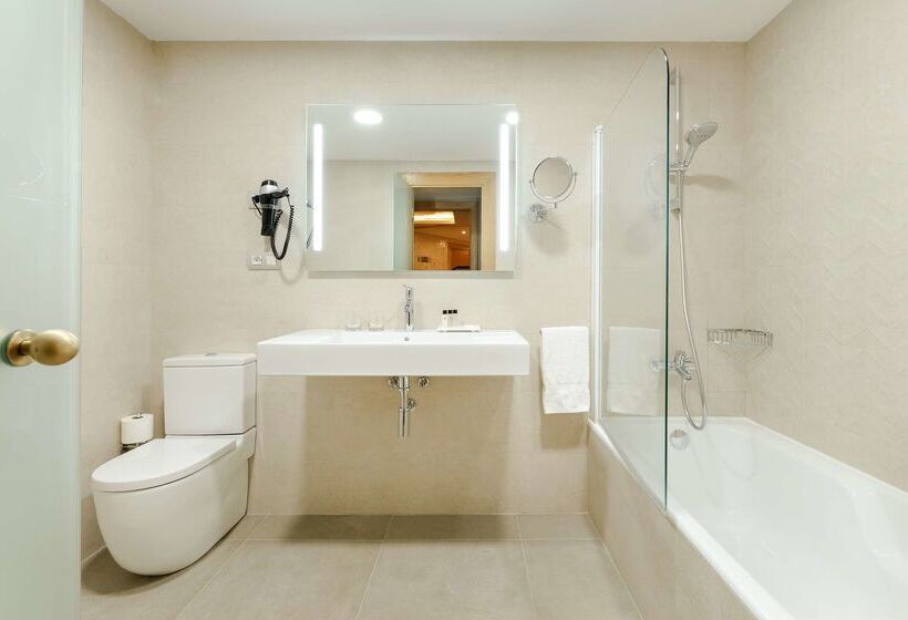 Отель Hesperia Barcelona Sant Just