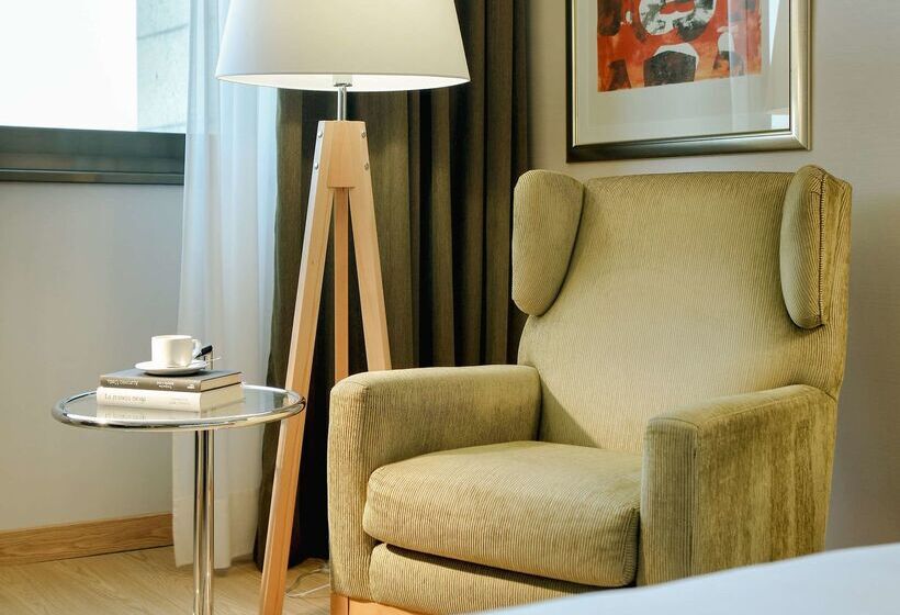 Отель Hesperia Barcelona Sant Just