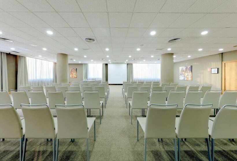 Отель Hesperia Barcelona Sant Just