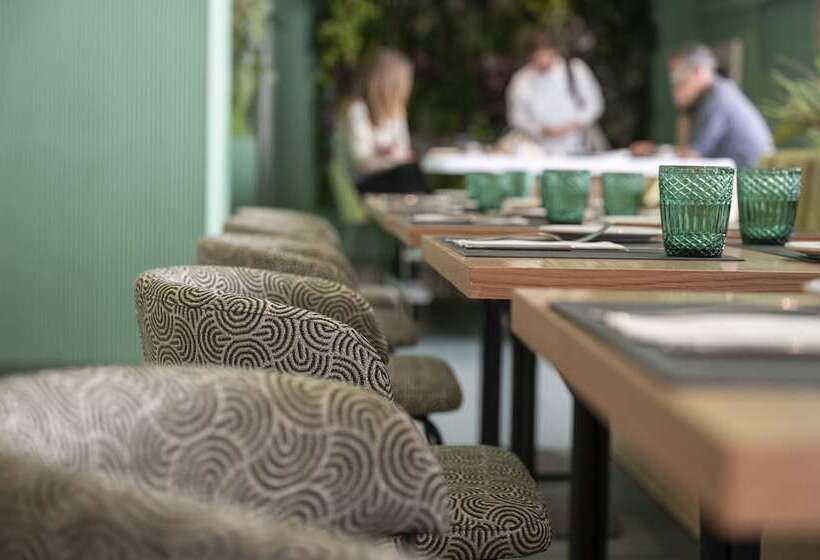 Отель Hesperia Barcelona Sant Just