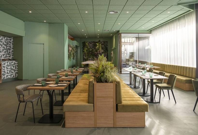 Отель Hesperia Barcelona Sant Just