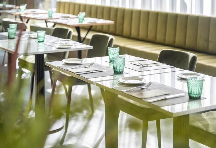 Отель Hesperia Barcelona Sant Just