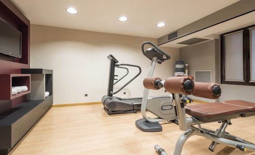 Отель Ilunion Almirante