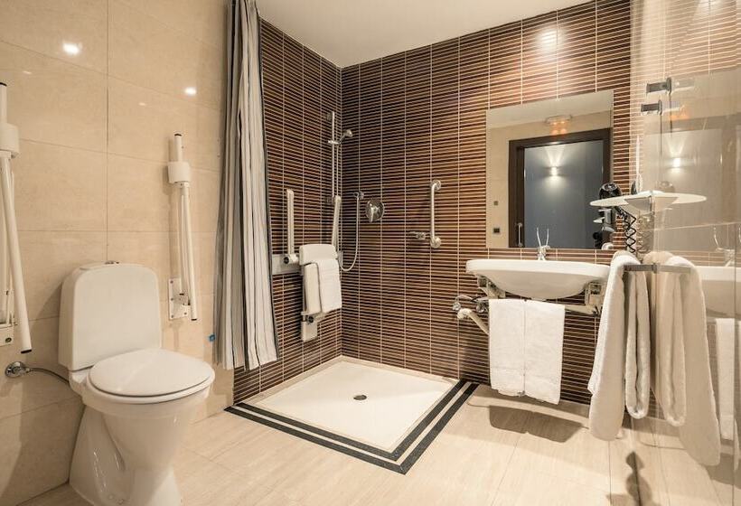 هتل Ilunion Almirante