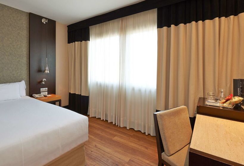 فندق NH Barcelona Stadium