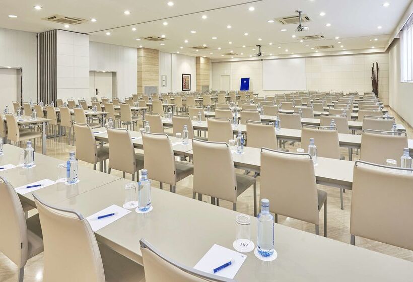 فندق NH Barcelona Stadium