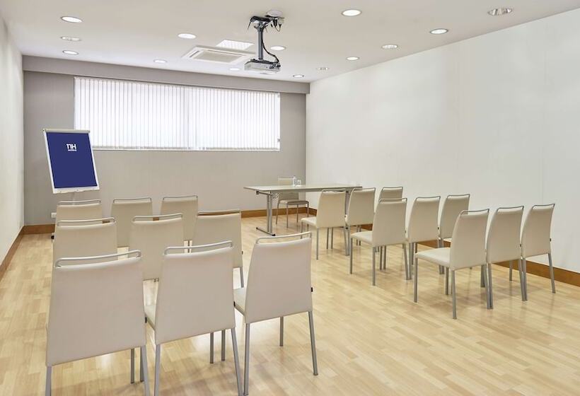 فندق NH Barcelona Stadium