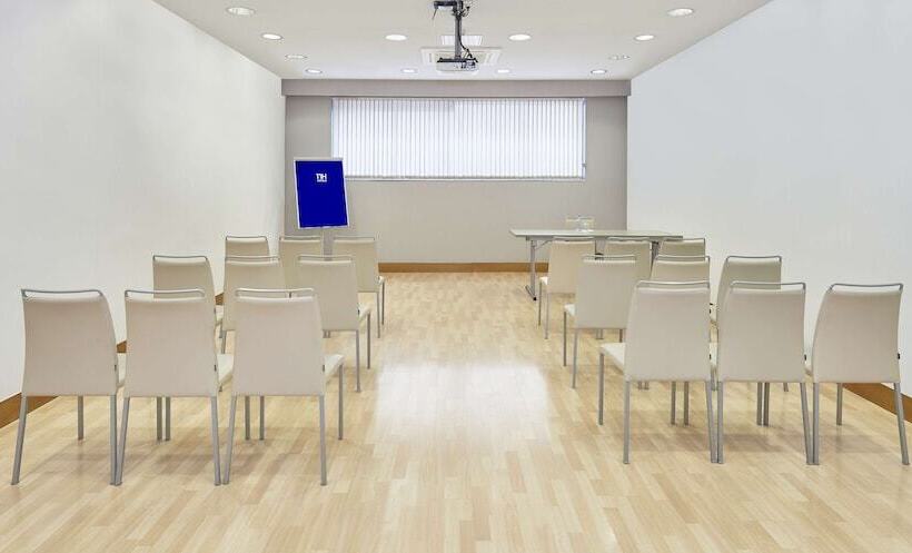 Отель NH Barcelona Stadium