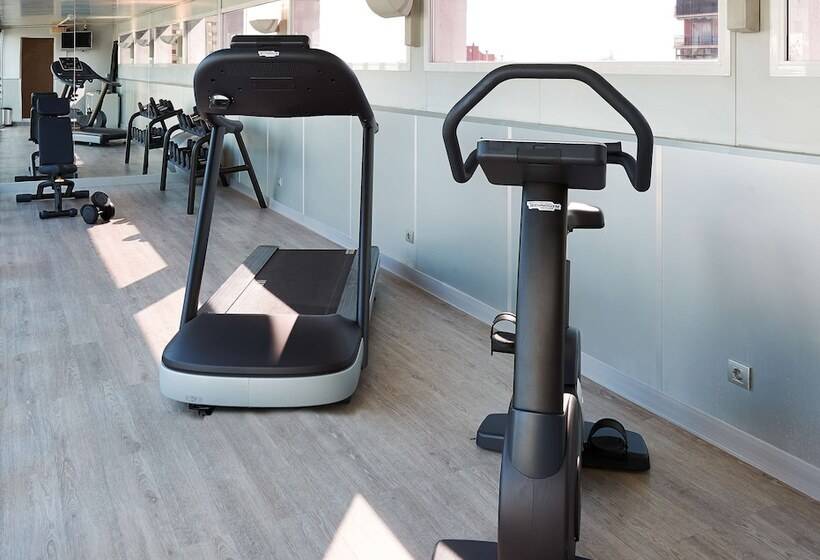 فندق NH Barcelona Stadium