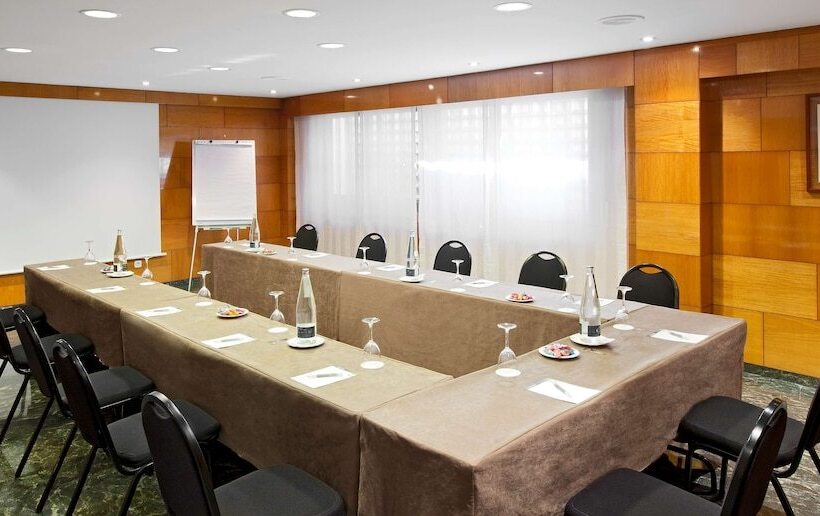 Отель NH Barcelona Entenza