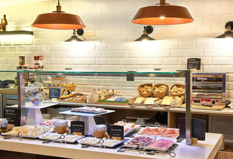 Отель NH Barcelona Les Corts