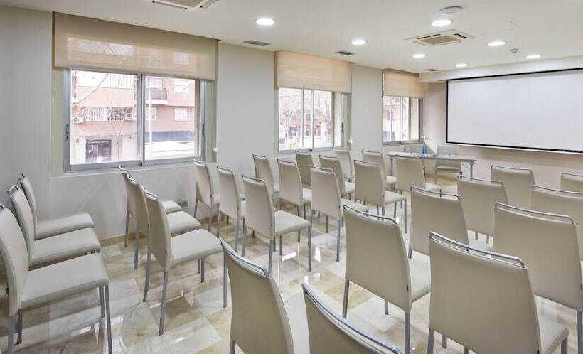 Отель NH Barcelona Les Corts