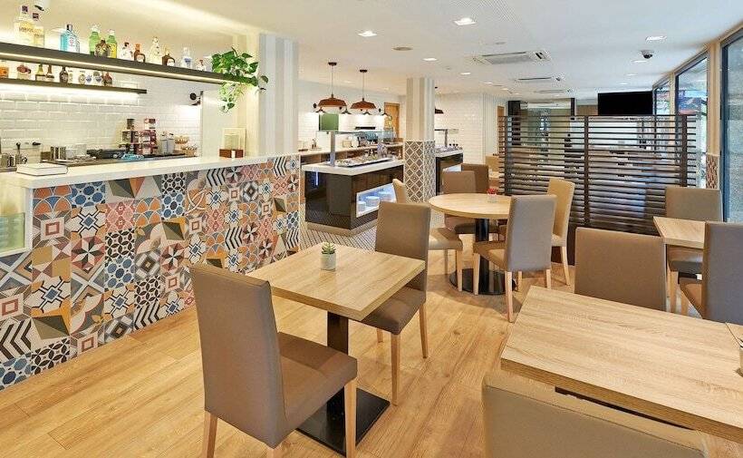 Отель NH Barcelona Les Corts