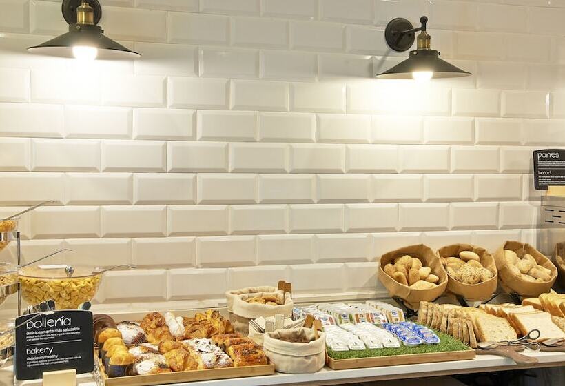 Отель NH Barcelona Les Corts