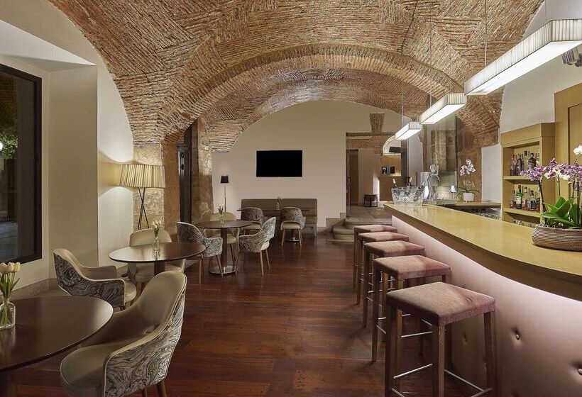 هتل NH Collection Cáceres Palacio De Oquendo