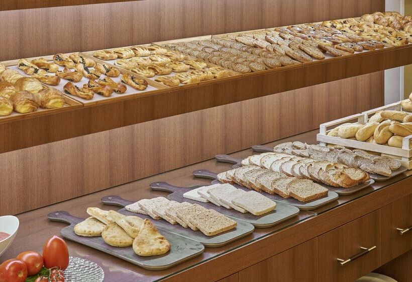 هتل NH Collection Cáceres Palacio De Oquendo