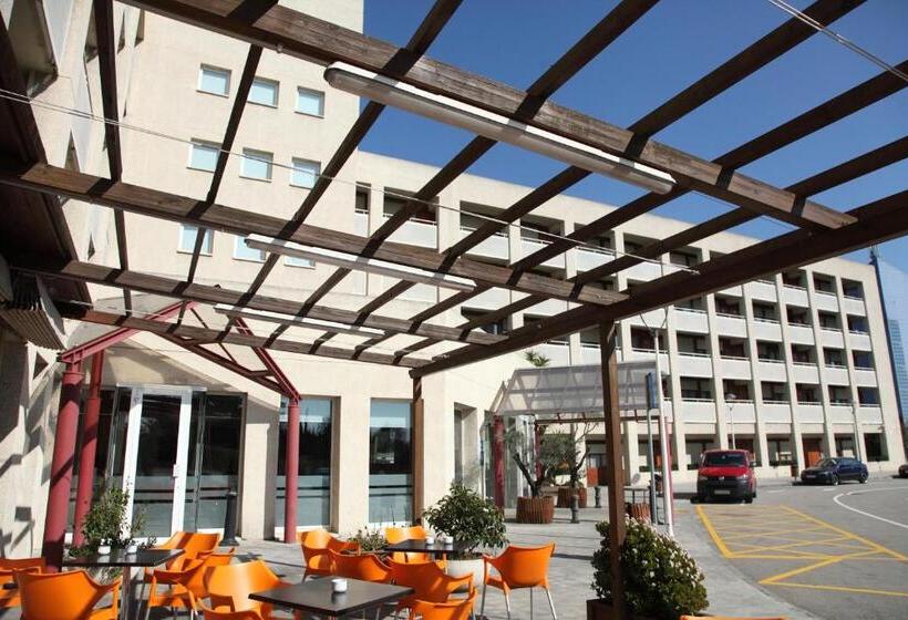 Отель Travelodge Barcelona del Vallès