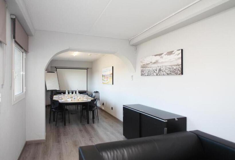 Отель Travelodge Barcelona del Vallès