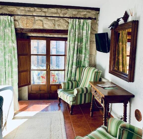 هتل Tres Coronas De Silos