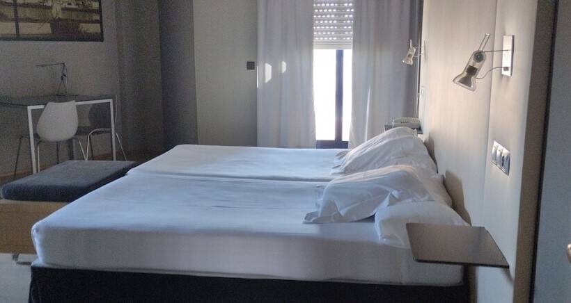 Отель Almirante