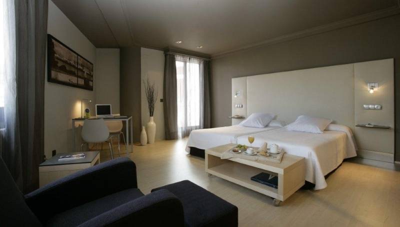 Отель Almirante