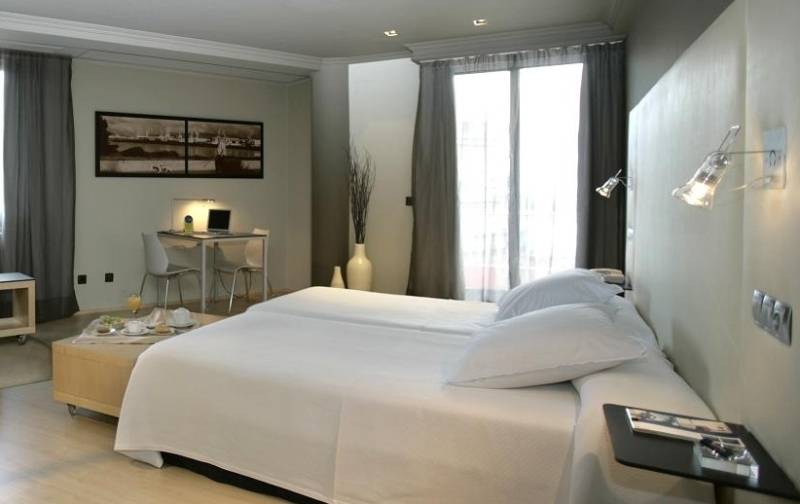 Отель Almirante