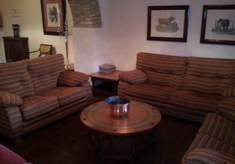 فندق Castillo De Montemayor