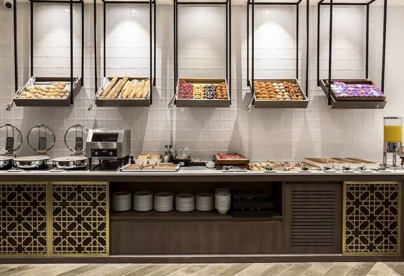 هتل Eurostars Puerta Real