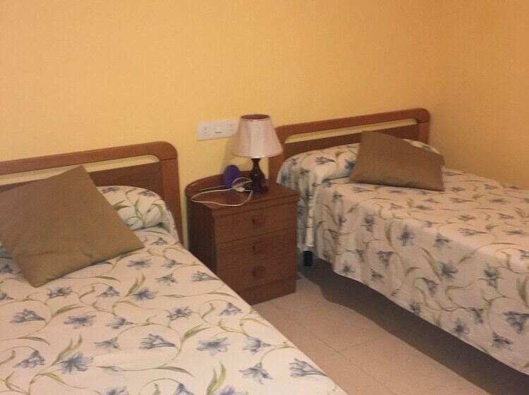 هتل Hostal Castilla