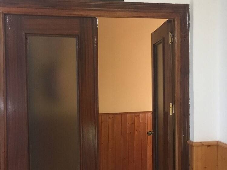 هتل Hostal Castilla