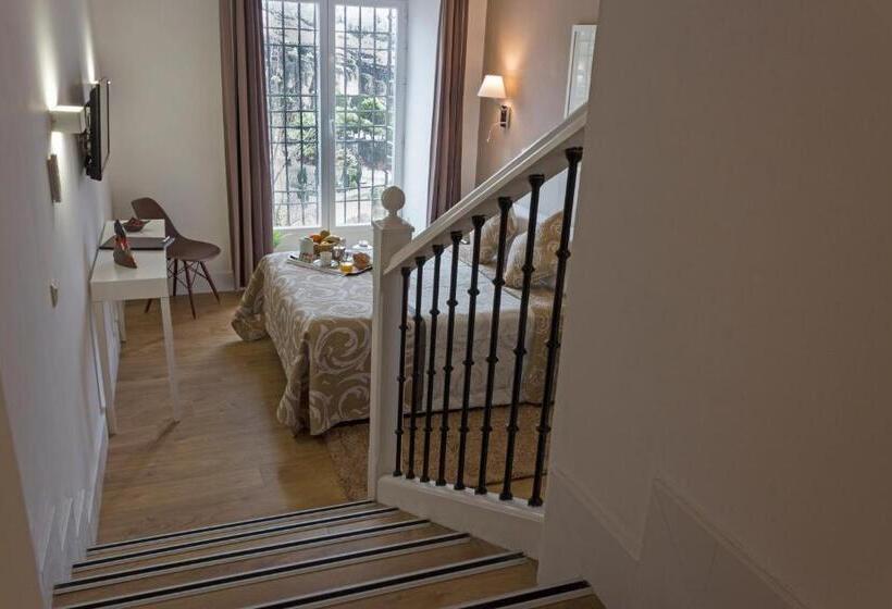 هتل Leonor De Aquitania