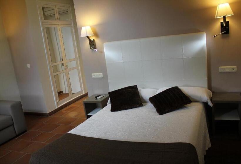 هتل Leonor De Aquitania