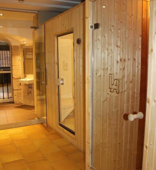 هتل Leonor De Aquitania