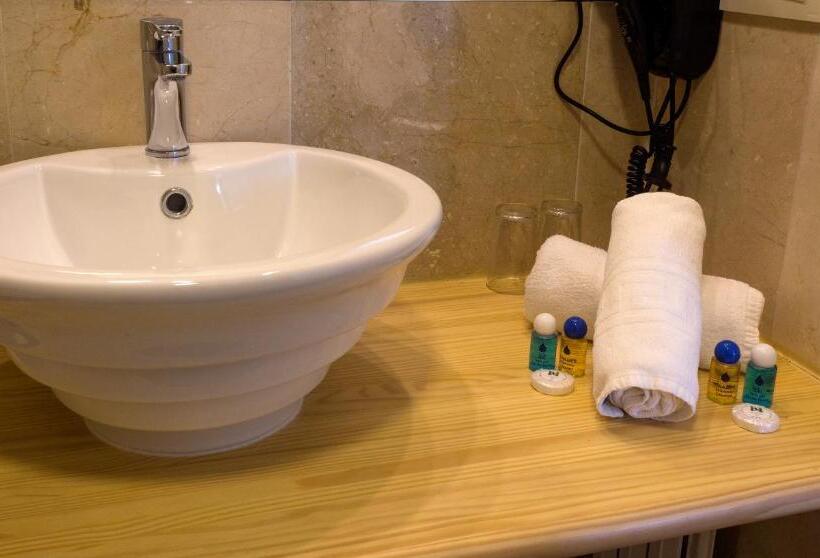 هتل Leonor De Aquitania