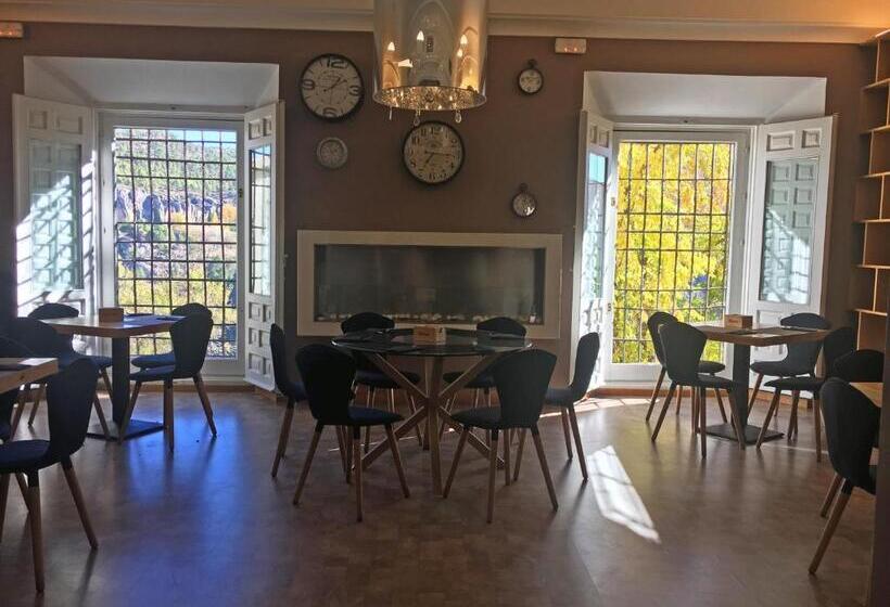 هتل Leonor De Aquitania