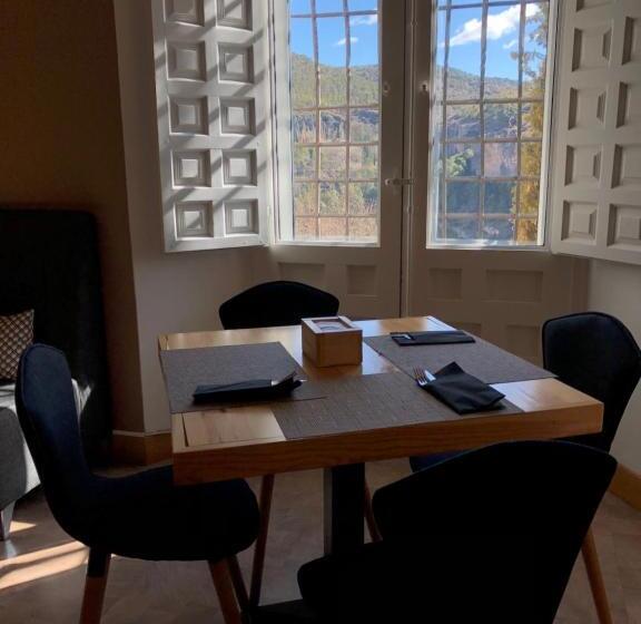 هتل Leonor De Aquitania