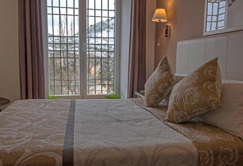 هتل Leonor De Aquitania