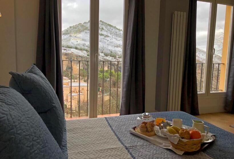 هتل Leonor De Aquitania