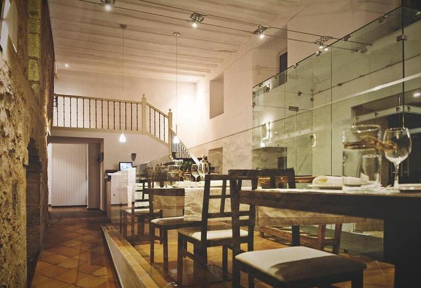 هتل Leonor De Aquitania