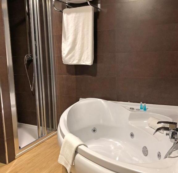 هتل Leonor De Aquitania