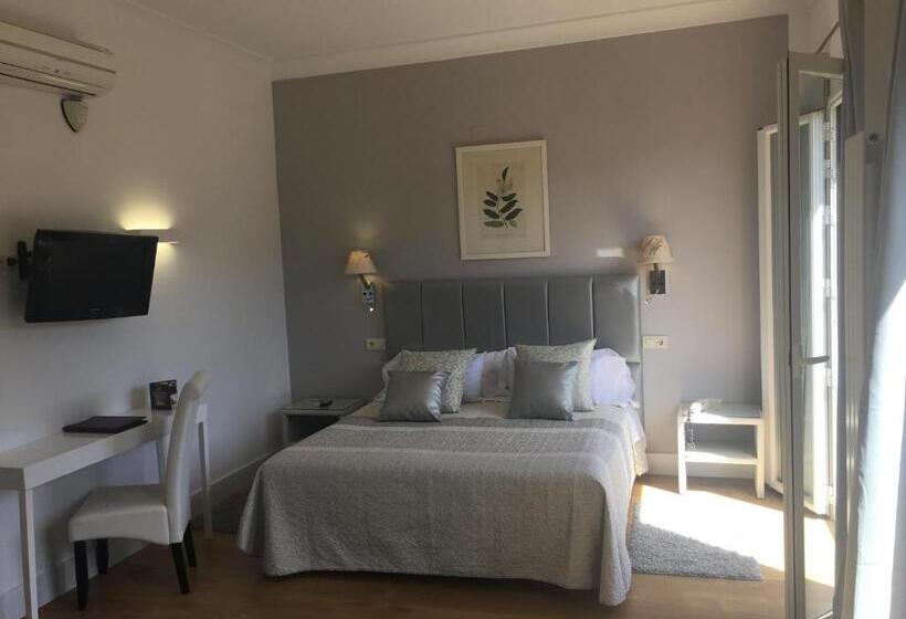 هتل Leonor De Aquitania